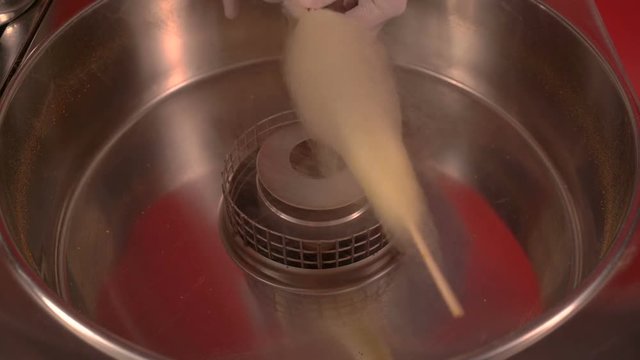 Men is preparing candy floss