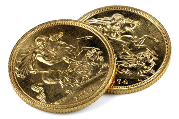britische Sovereign Goldmünzen isoliert auf weißem Hintergrund