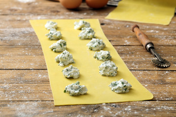 pasta fresca fatta a mano ravioli ripieni su tavolo di cucina rustico