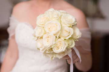 Buoquet sposa rotondo di rose bianco avorio in mano alla sposa