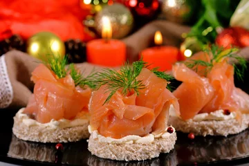 Schilderijen op glas Holiday appetizer with salmon canapes © merlin7125