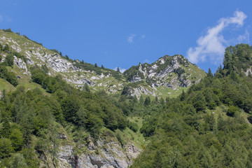 Fototapeta na wymiar Berglandschaft Klettergipfel am Beginn des Tals Valle del Vescova; Bellunesische Nationalpark, Dolomiten, Sommer 