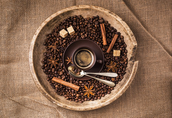 antico piatto contadino in legno con tazzina di caffè