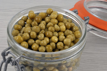 Bocal de petits pois ouvert