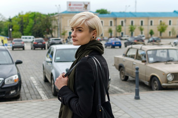 Fototapeta na wymiar Young blonde girl walking on the city