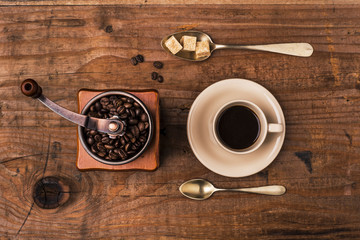 tazzina di caffè e macinino in legno