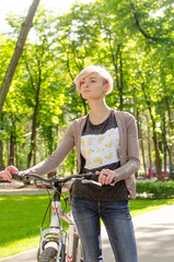Obraz premium Young girl with a bicycle