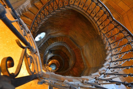escalier, h&eacute;lico&iuml;dal de la basilique de fourvi&egrave;re