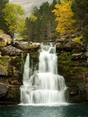Fototapeta na wymiar Waterfall in the mountains in autumn