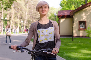 Obraz premium Young girl with a bicycle