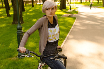 Obraz premium Young girl with a bicycle