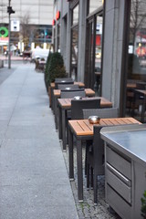 Sitzplätze im Straßenkaffee