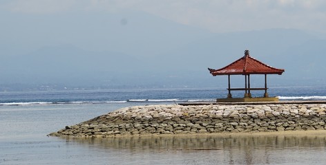 Badepavillon im Meer