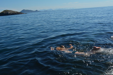Obraz premium Mädchen badet in der Nordsee au den Lofoten