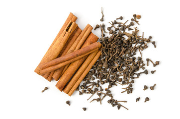 Zimtblüten und Zimtstangen