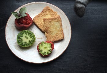 2 хлебных тоста с красным и зелёным томатом