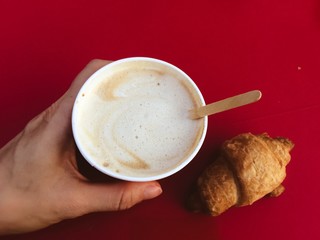 Кофе макиато на улице с круасаном.