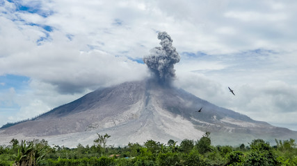 Éruption du volcan. Sinabung, Sumatra, Indonésie. 09-28-2016