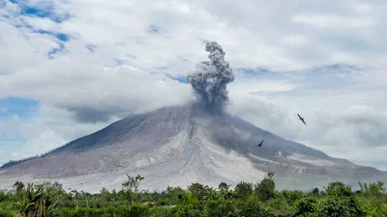 Foto op geborsteld aluminium Vulkaan Uitbarsting van vulkaan. Sinabung, Sumatra, Indonesië. 28-09-2016
