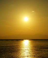 Fototapeta na wymiar 秋の有明海　海苔養殖場に沈む夕陽