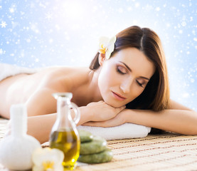 Obraz na płótnie Canvas Young woman on a spa back massage procedure
