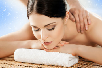 Obraz na płótnie Canvas Young woman on a spa back massage procedure