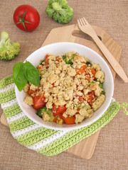 Gemüse Crumble mit Möhren, Tomaten und Broccoli