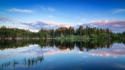 Вечер на озере с отражением леса в воде, Россия, Урал © 7ynp100