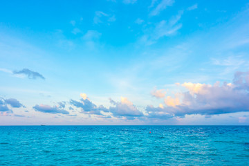 Obraz premium Beautiful sunrise with sky over calm sea in tropical Maldives i