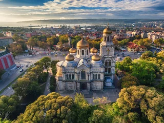 Dekokissen Die Kathedrale Mariä Himmelfahrt in Varna, Luftbild © ValentinValkov