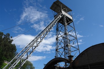 Pozo minero bien conservado, pero cerrado a la explotación desde hace varios años