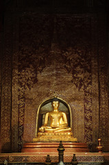 Obraz premium Buddha statue an important and very old Wat Phra-singh Temple Chiang Mai Thailand.