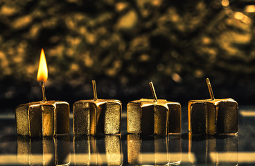 Eine von vier Kerzen brennt im Advent, Weihnachtskonzept für De