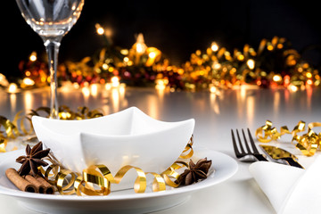 Weihnachtlich dekorierter Tisch mit Geschirr und Bokehhintergrund