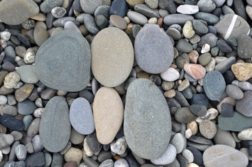 камни на галечном пляже