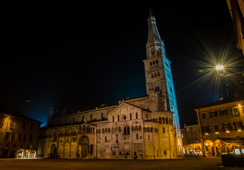 Ghirlandina di Modena di notte illuminata