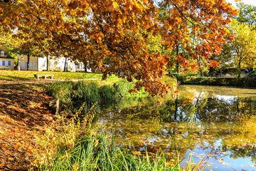 Stadt-Park in Hanau in herbstlichen Farben