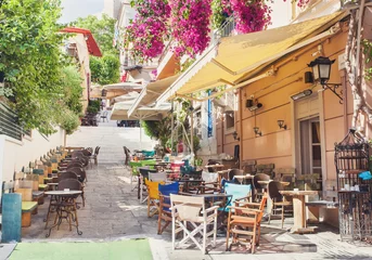 Zelfklevend Fotobehang Charmante straat in de oude wijk Plaka in Athene, Griekenland © kite_rin