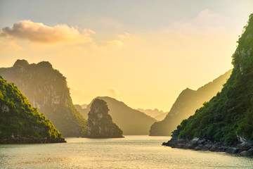 Obraz premium Dreamy sunset among the rocks of Halong Bay, Vietnam