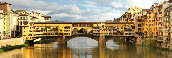 Naklejka premium Panorama view of Ponte Vecchio over Arno river in Florence, Italy