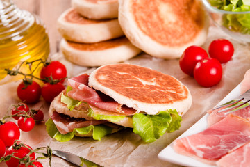 Tigella bread stuffed with ham and lettuce. 