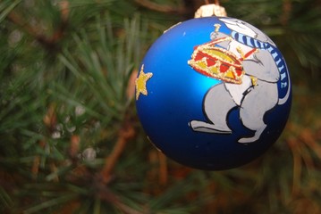 ball on the Christmas tree © st_fox