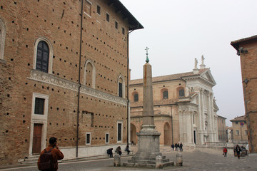 Place du Duomo à Urbino en automne, Italie