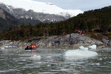 Fototapeta premium Tourists from the cruise ship at Pia glacier on the archipelago of Tierra del Fuego.