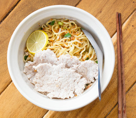 Egg noodle and minced pork