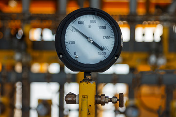 Pressure gauge for monitoring measure pressure production proces