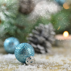 Blaue, glitzernde Baumkugel