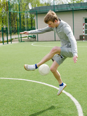 Obraz premium Young man making football freestyle