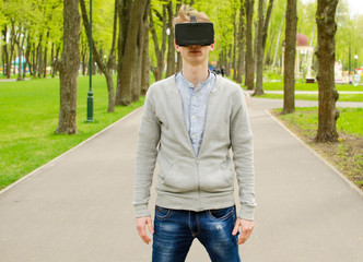 Obraz premium Young man using virtual glasses