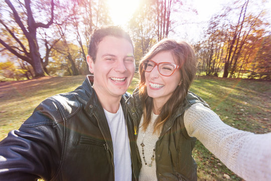 Hübsches junges Paar macht lachend einen Selfie